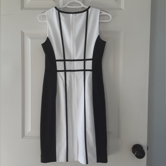 Colorblock Trimmed Dress. - Picture 2 of 3